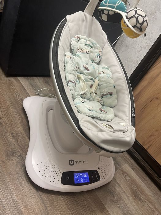 Заколисуючий центр 4moms MamaRoo Multi-Motion Baby Swing.