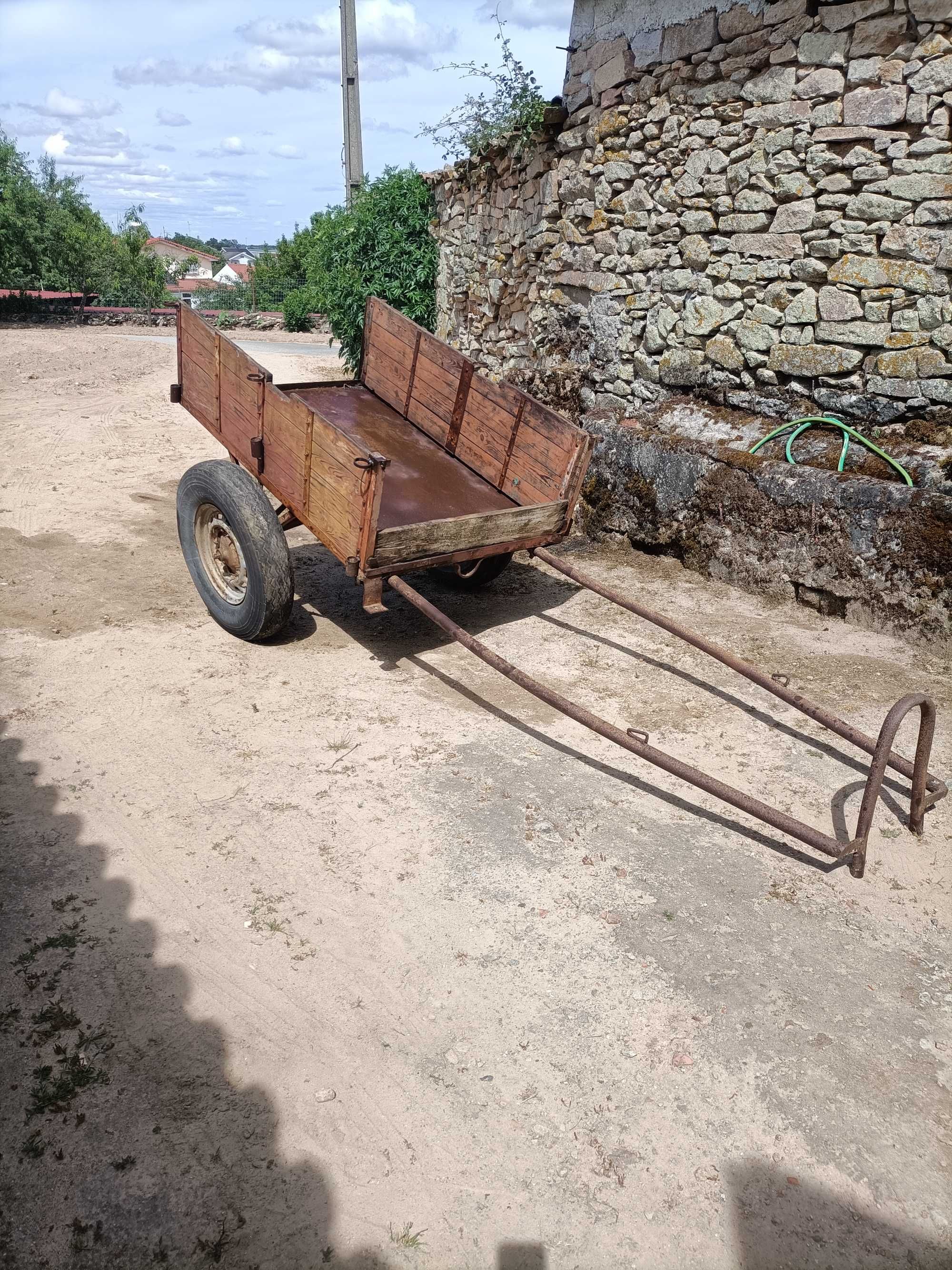 Carroça decorativa antiga