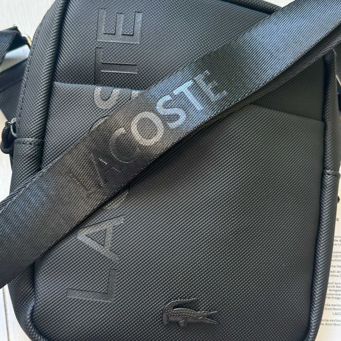 Чоловіча сумка через плече Lacoste у чорному кольорі.