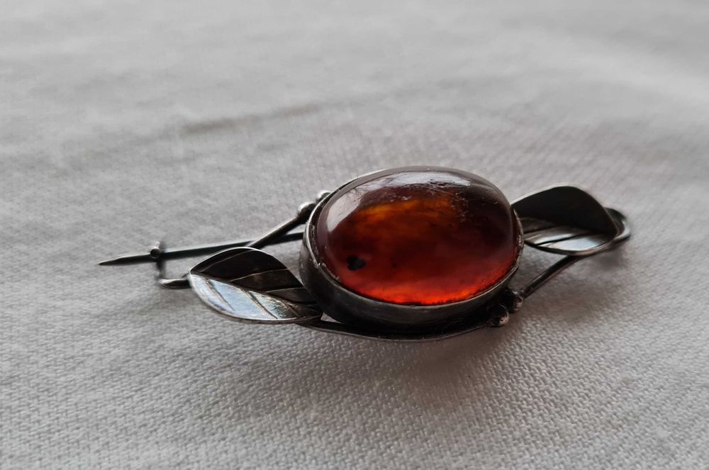 Stara broszka srebrna z bursztynem Vinted polska z patyną listki