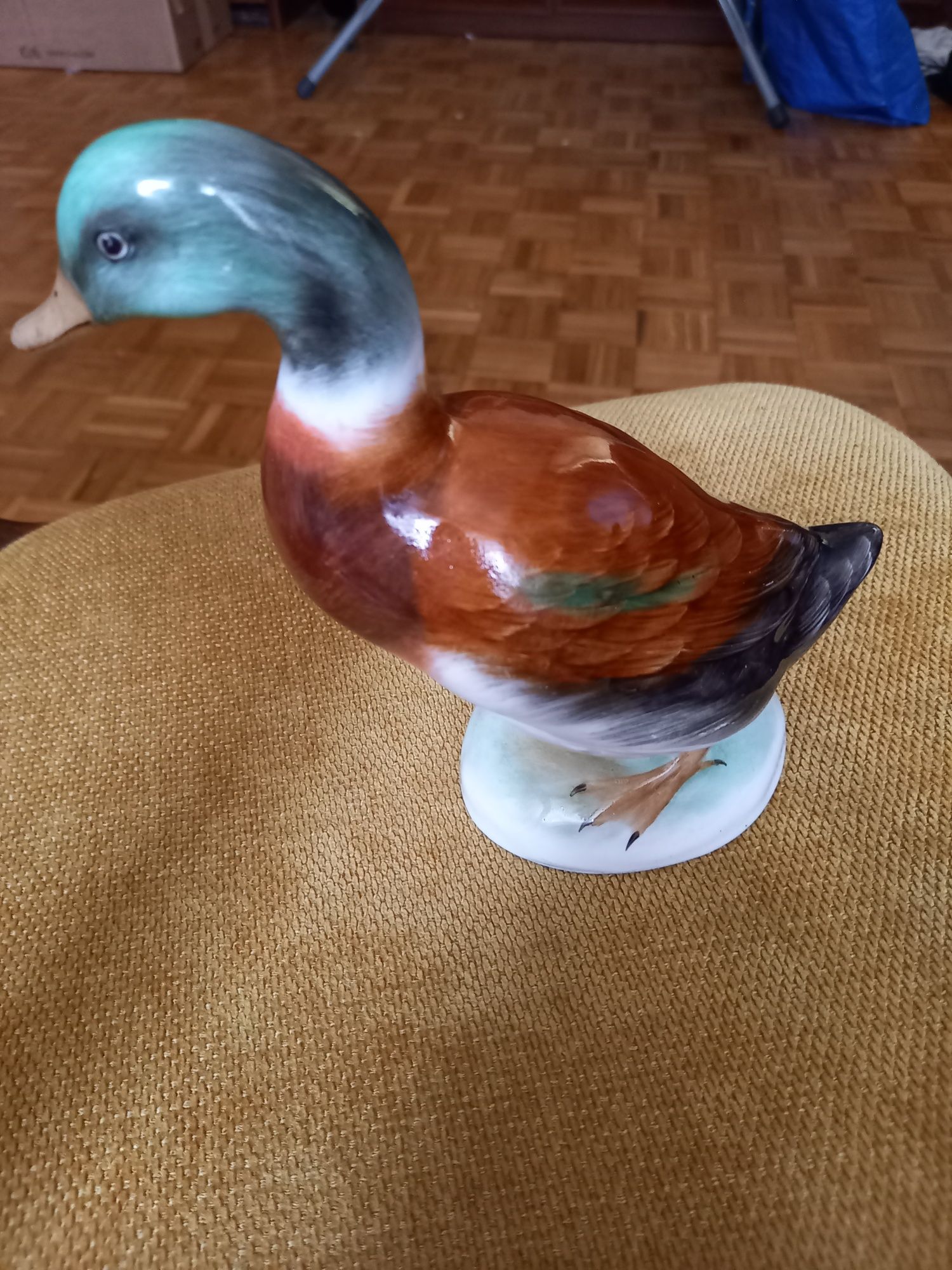 Kaczka figurka.z porcelany lub ceramiki.