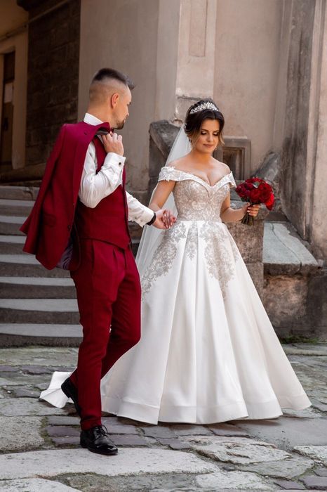 Весільна королівська сукня