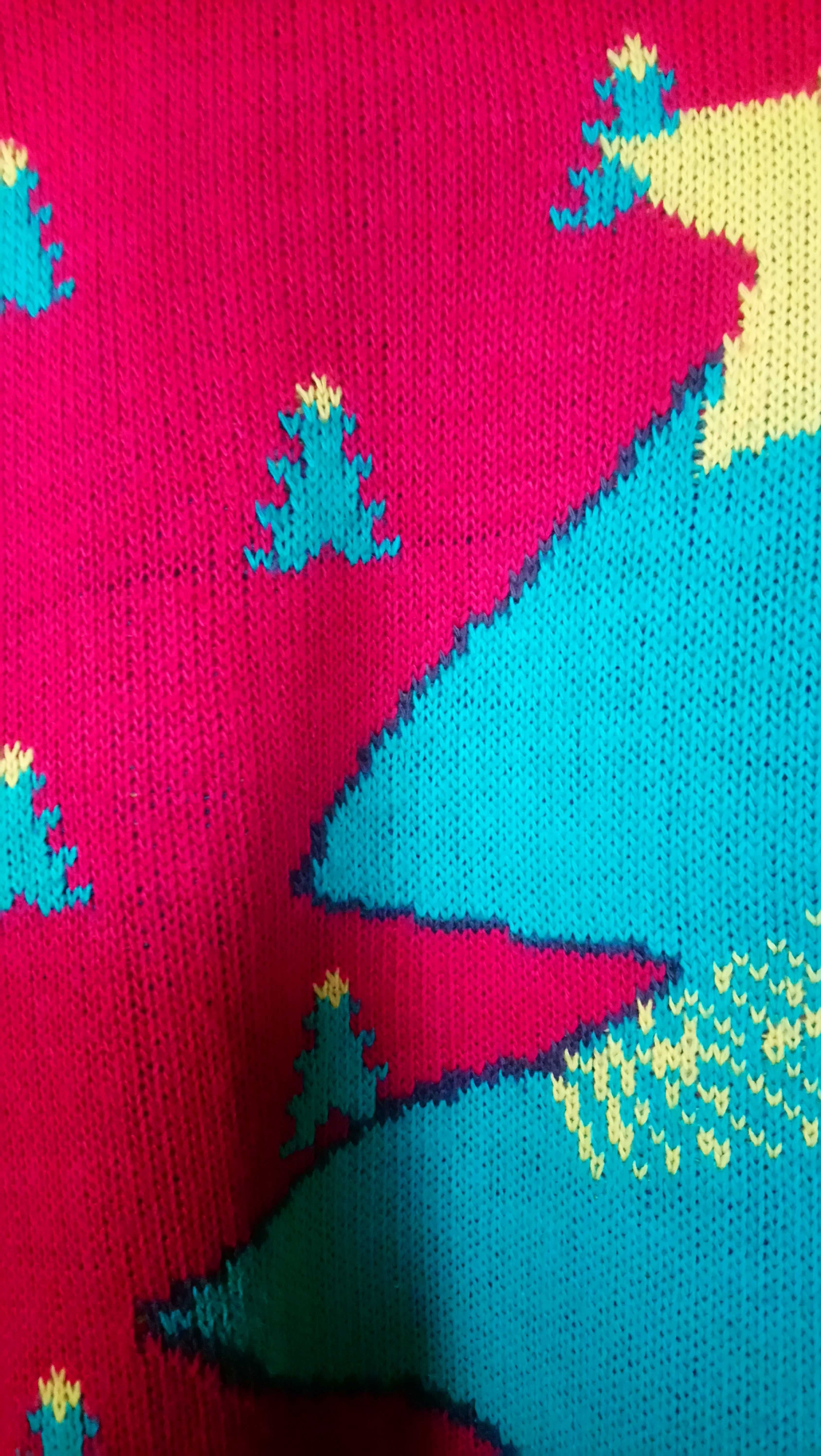 świąteczny sweter z choinką