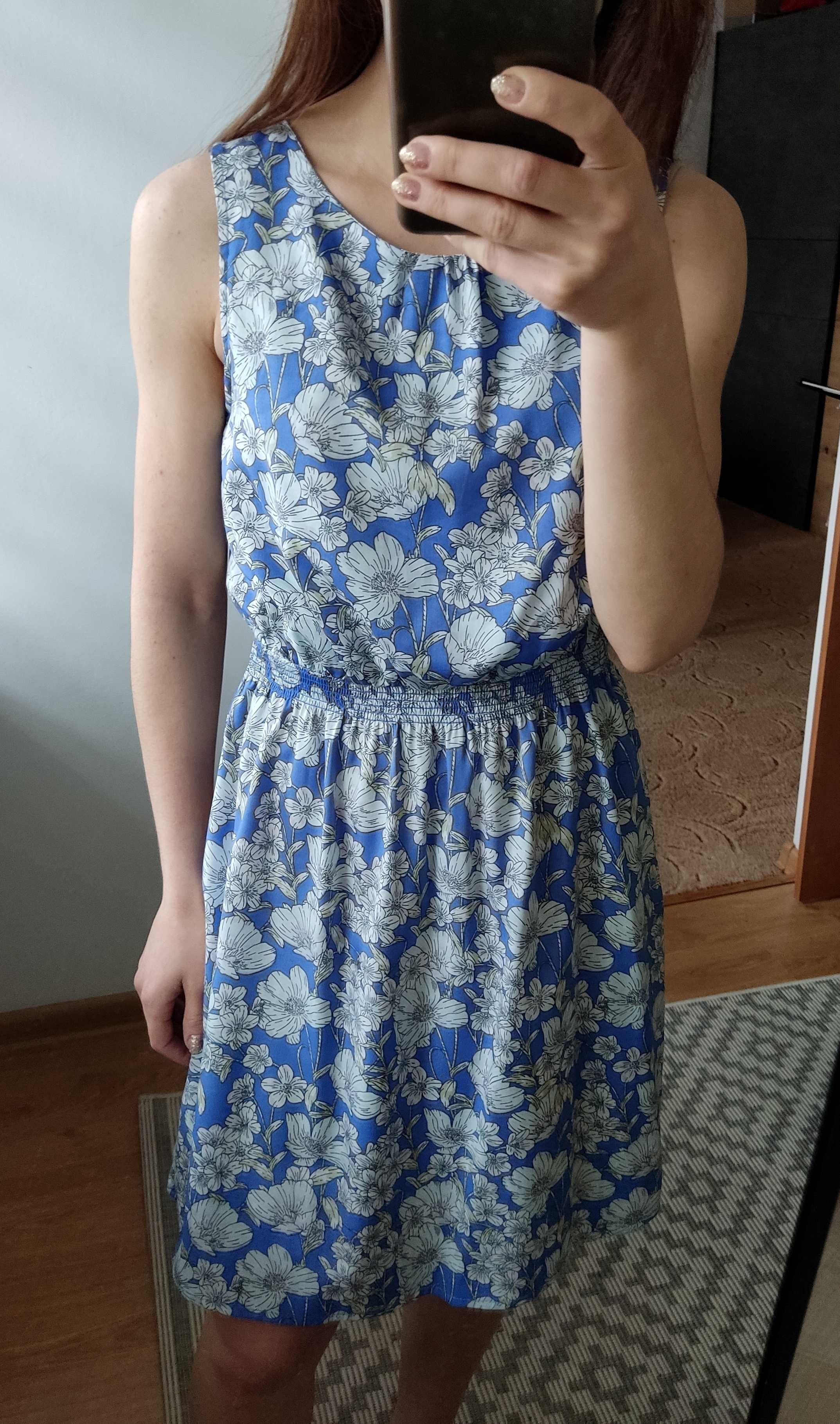 Sukienka krótka w kwiaty wzorzysta niebiesko-kremowa na szelkach