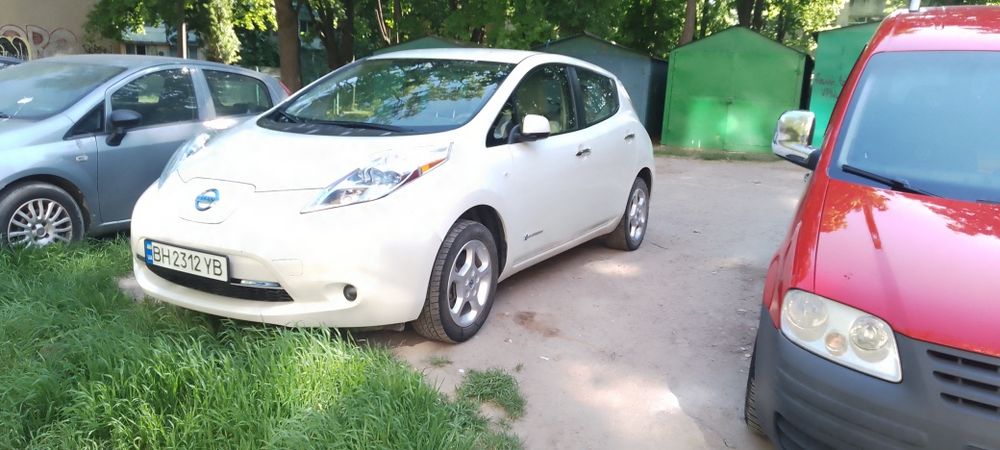 Авто Ниссан Лиф 2012