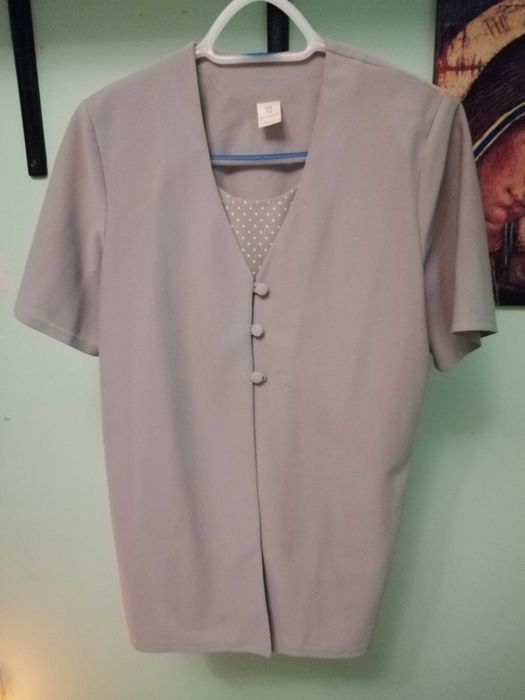 Sukienki biurowe garsonka w kolorze popielatym