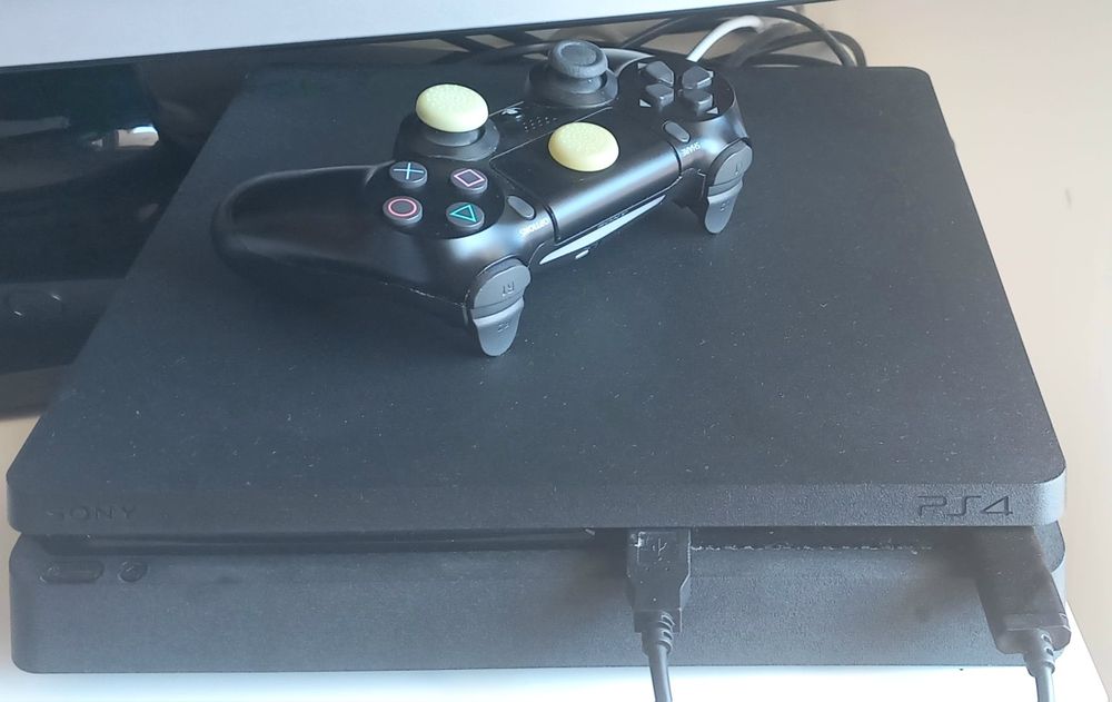 Ps4 seminova + 1 comando + 4 jogos + fones com led.64551474492163120