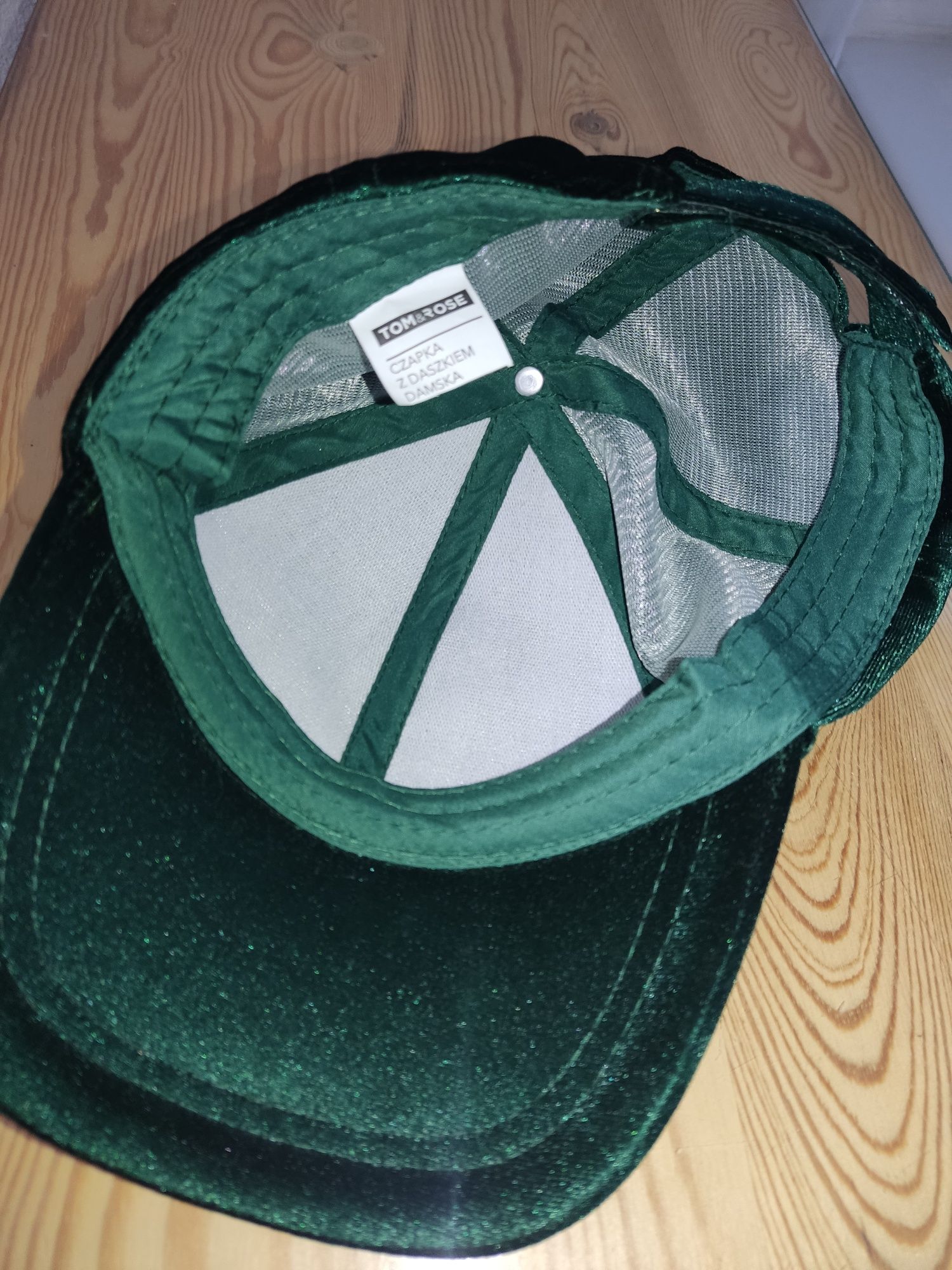 Aksamitna zielona czapka z daszkiem damska welurowa