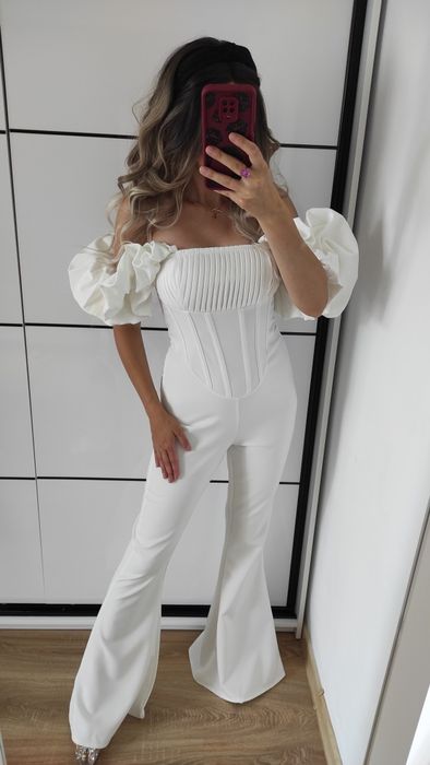 Biały kombinezon z bufiastymi rękawkami