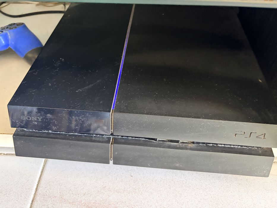 Playstation 4 com comando novo