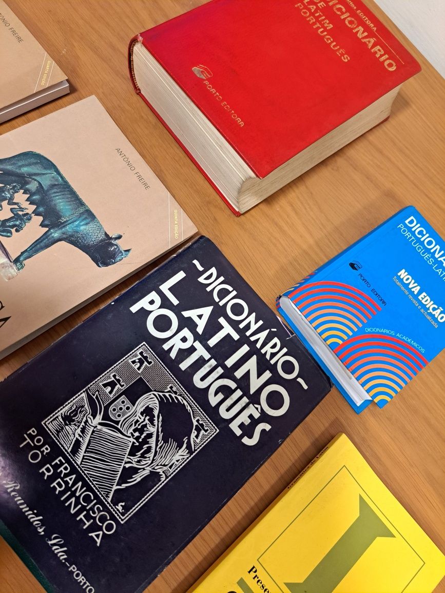 Livros e dicionários Latim