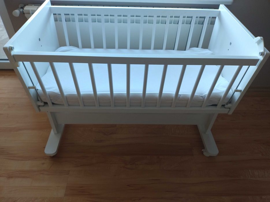 Kołyska dla niemowlaka na kółkach