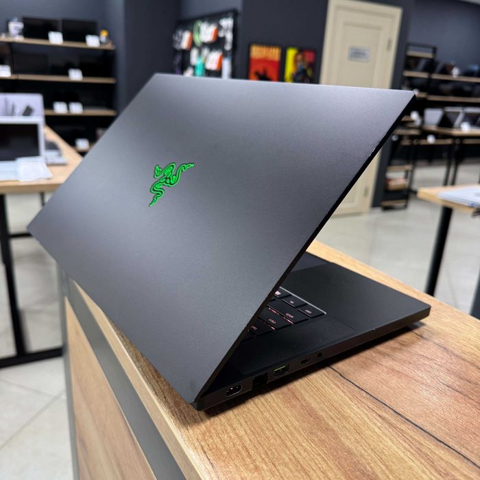 Ігровий Razer Blade [144 Гц] - i7 10750H/RTX 3070 8 GB/16 GB/256 NVME