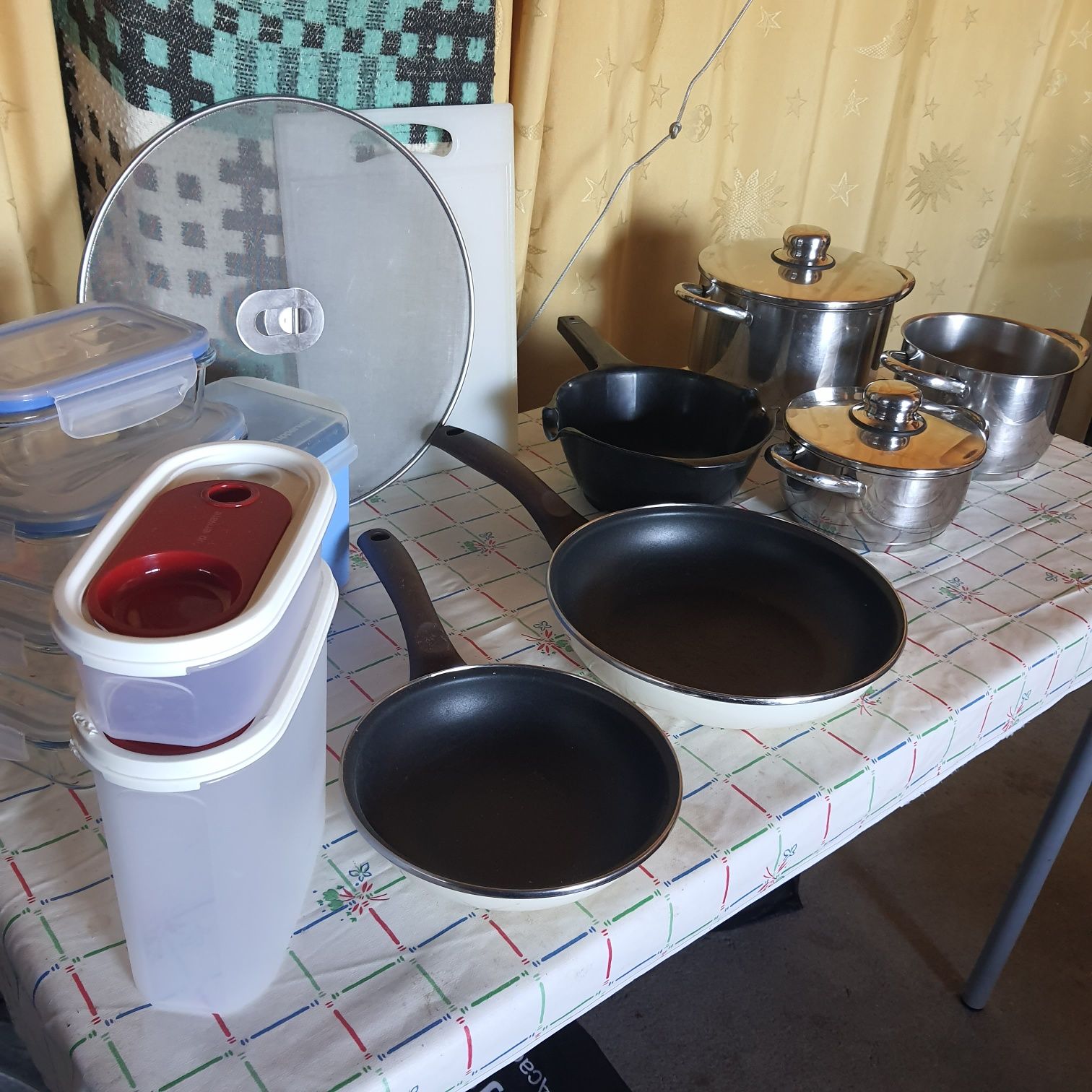3 tachos + 2 frigideiras + caixas tupperware + caixas de vidro
