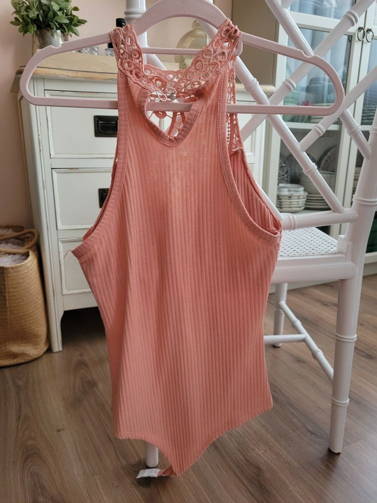 Body/top de cor salmão / rosa com renda