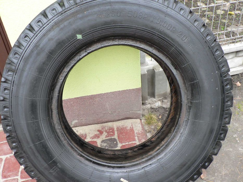 Opona 900/20 z dętką i fartuchem .