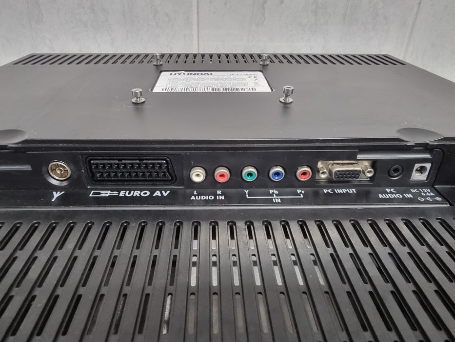 TV LCD HYUNDAI  c/ comando