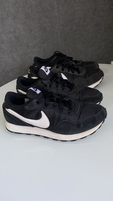 Кросівки Nike шкіряні Md Valiant (Gs) CN8558-002 38 розмір