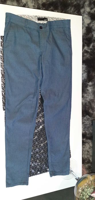 Spodnie eleganckie młodzieżowe L34. Założone 2-3 razy. Na wzr. 164-170