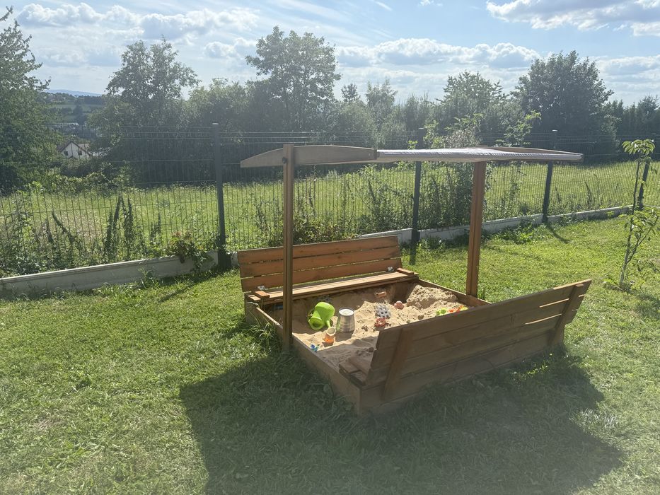 Piaskownica z ławkami i daszkiem