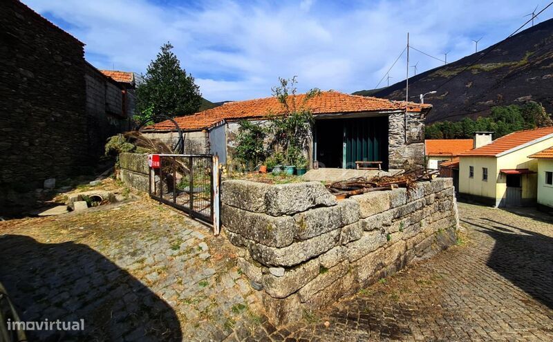 Moradia T1 / Baião, Teixeira e Teixeiró