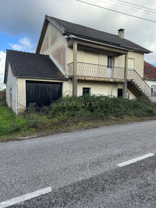 Casa T1 com garagem e terreno