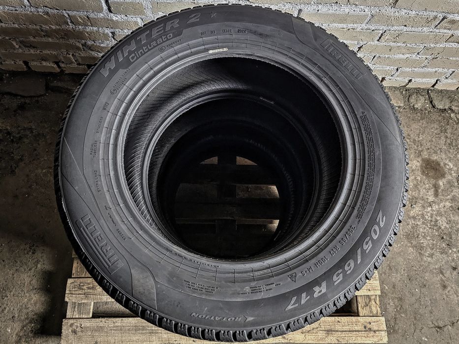 Зимові 205/65r17 Pirelli | 9/8mm | 2024 | Преміум шини | Стан нових