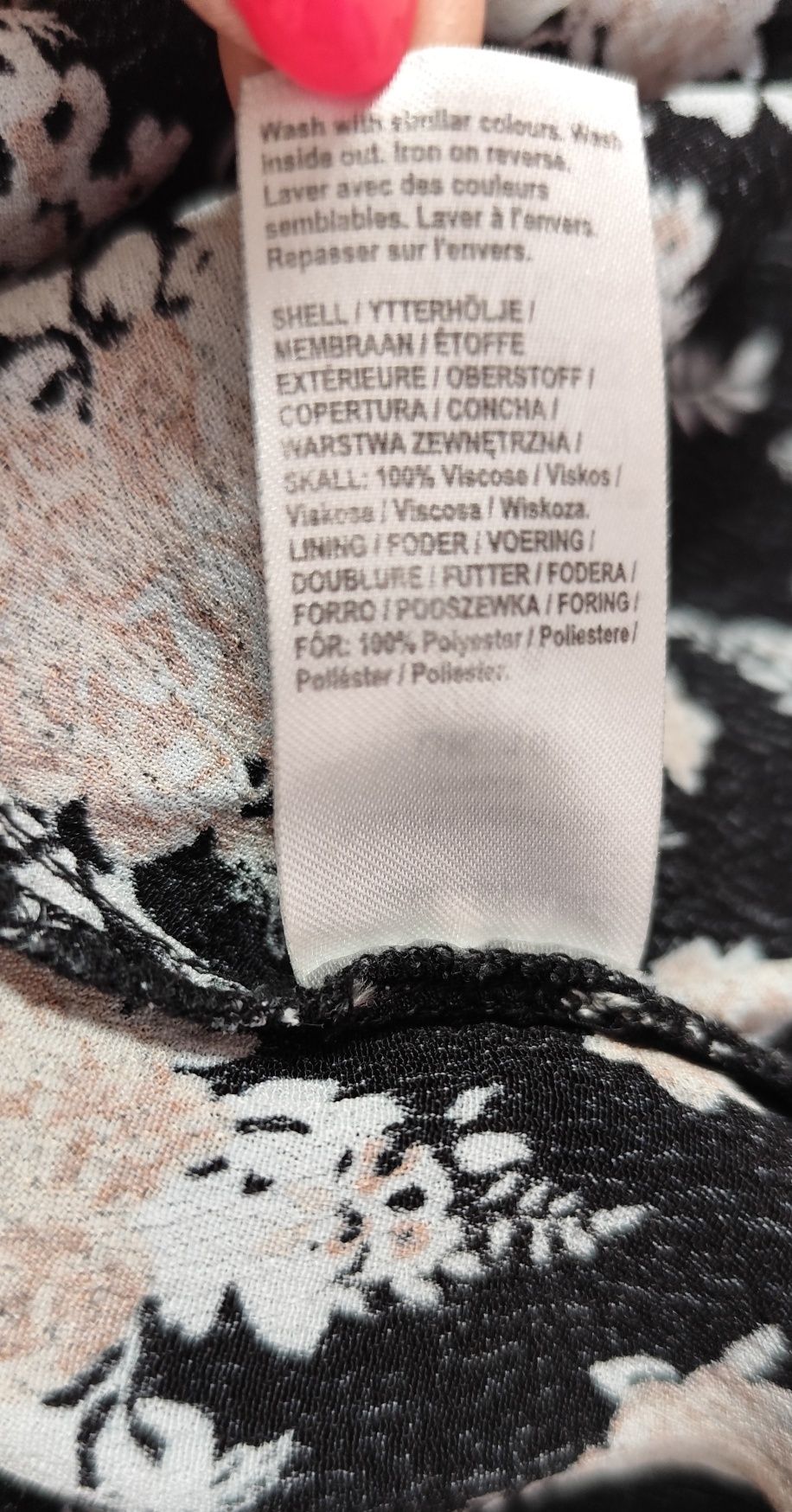 Czarna zwiewna sukienka z wiskozy w beżowe kwiatki
