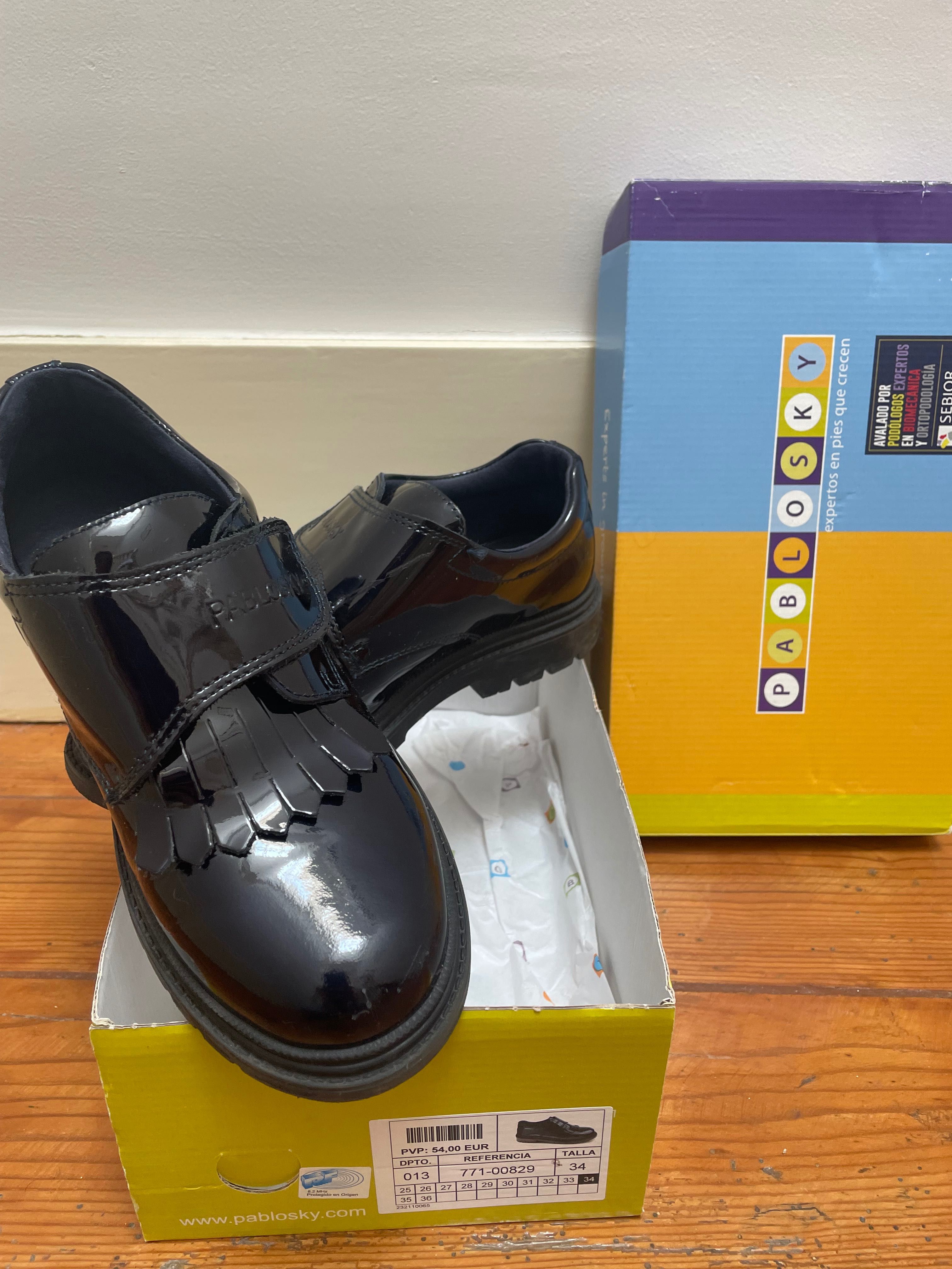 Sapatos de verniz menina de marca PABLOSKY. Tamanho 34.