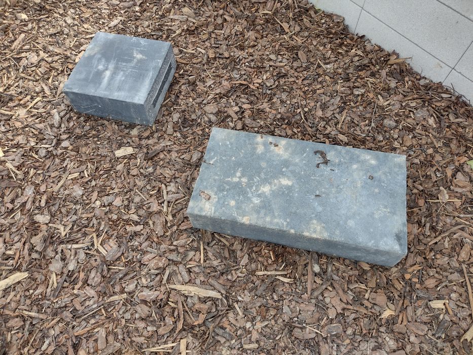 Stopień schodowy betonowy czarny polbruk