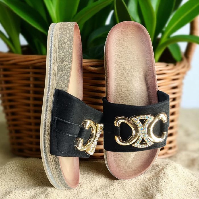 Świetne Klapki z Piękną Połyskująca Klamrą