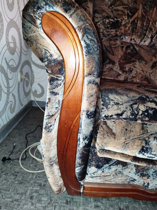 Продається комплект м'яких меблів: диван + два крісла. Вживане.