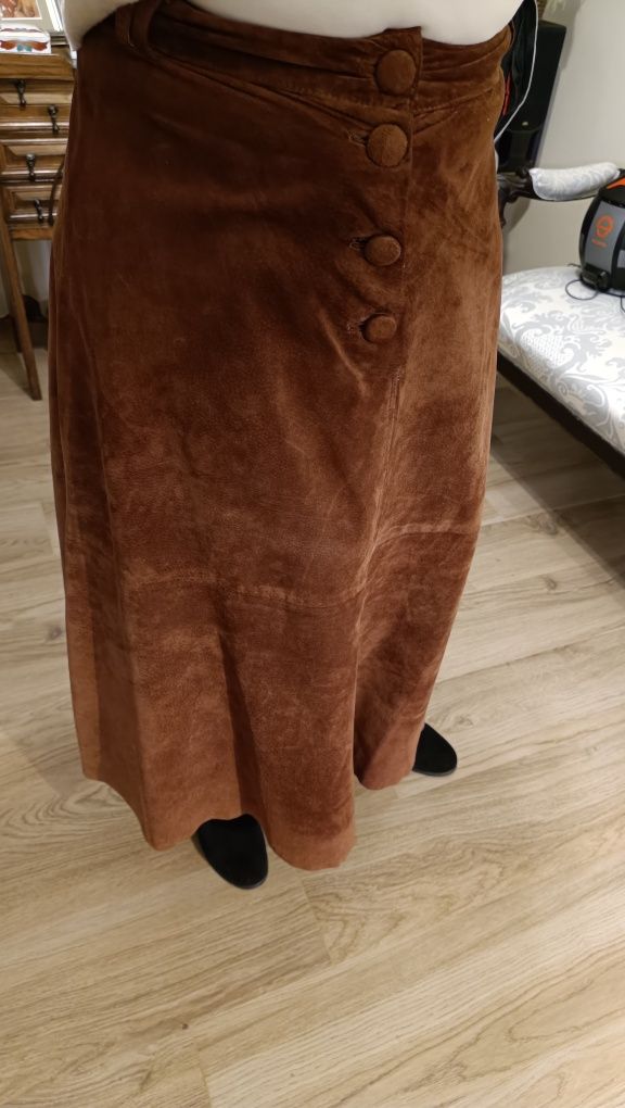 Saia midi de pele castanha,