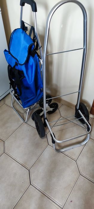 Кравчука з сумкою на 3-х колесах з однієї сторони.