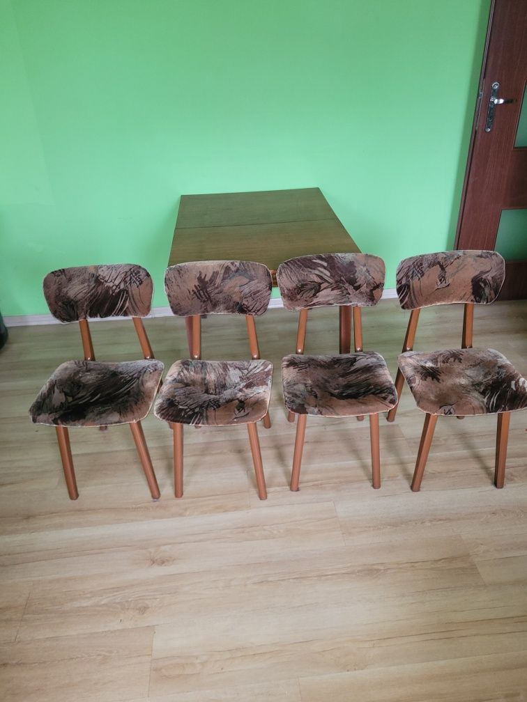 Stary stół i krzesła