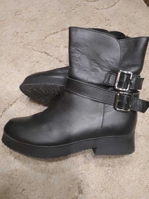 Шкіряні чоботи жіночі.