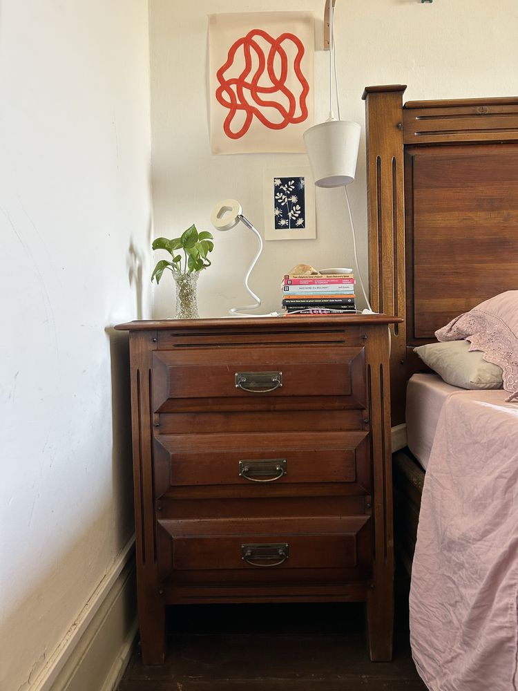Cama de Casal + Mesa de Cabeceira em Madeira Maciça