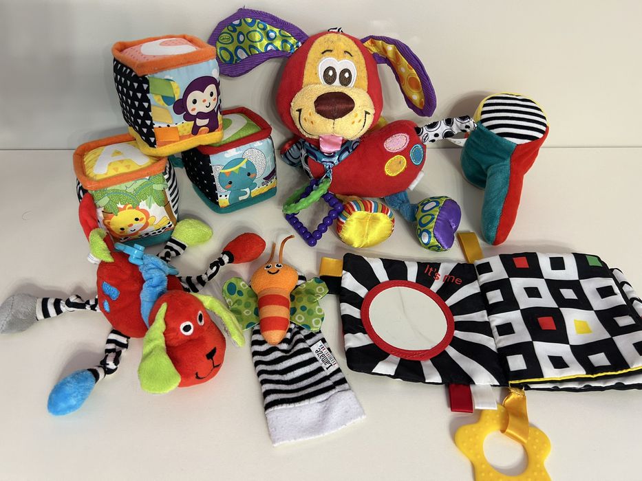 Лот іграшок для найменших