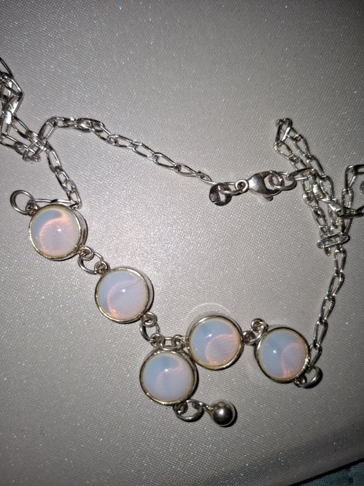 Srebrny naszyjnik z białymi kamieniami kocie oko