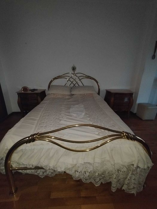 Cama antiga em  latão