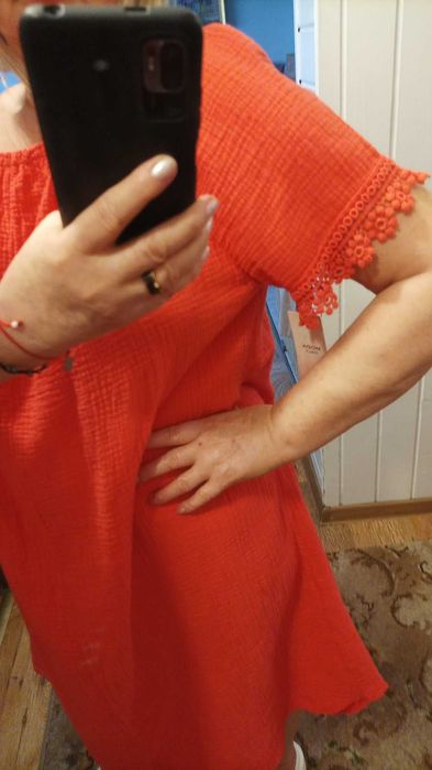 Sukienka damska muślinowa w kolorze koralowym.