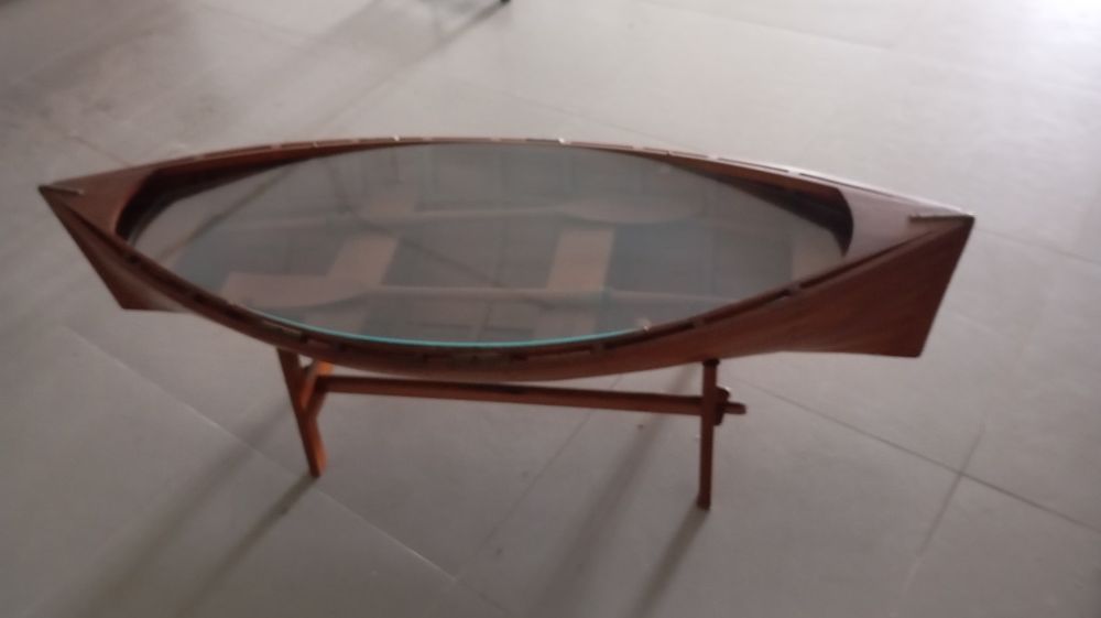Mesa em forma de barco
