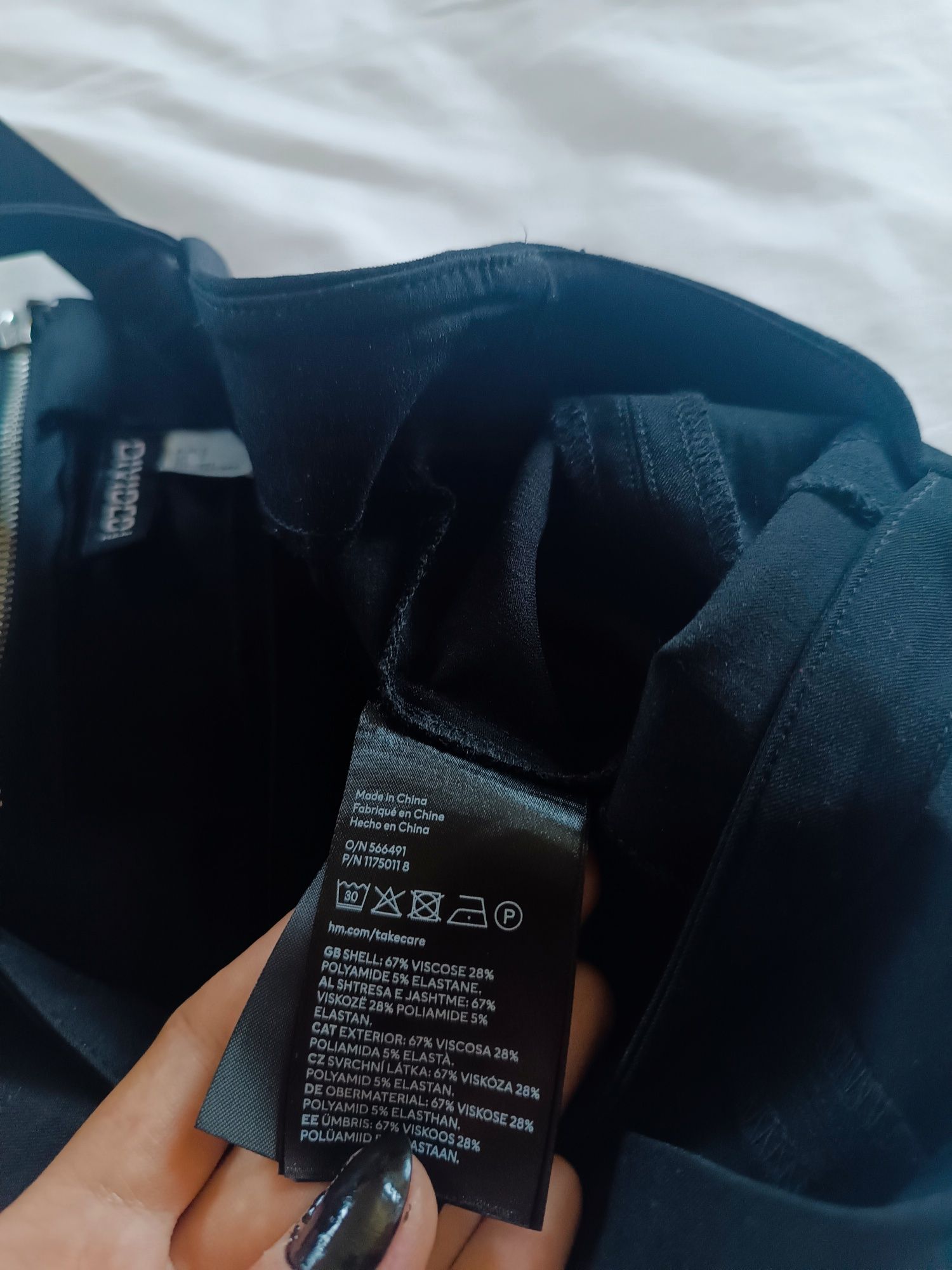 H&M / Czarny wyprofilowany crop top z dłuższym przodem / S 36