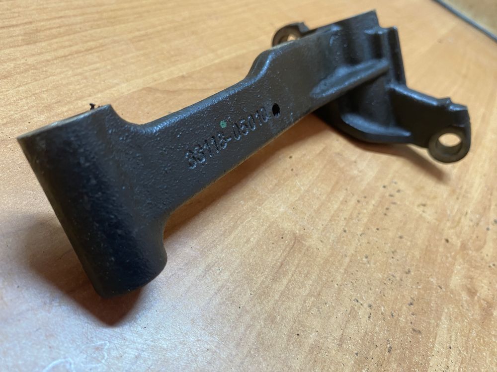 Кронштейн опора двигателя toyota 2.2 d4d 33118-05010