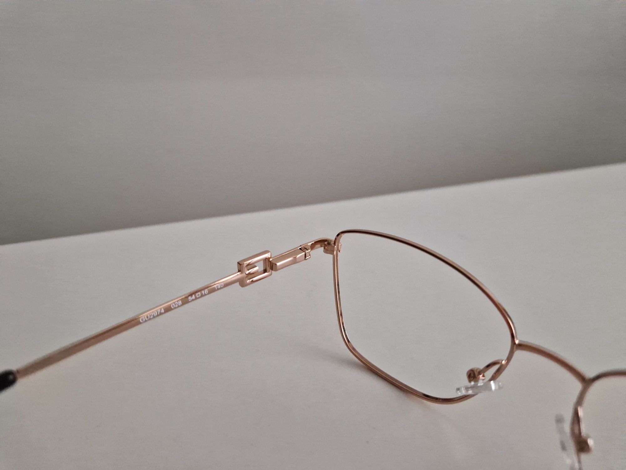 Armação de óculos Guess e caixa