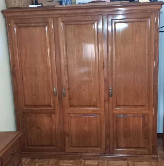 Guarda fatos, comoda e mesa cabeceira