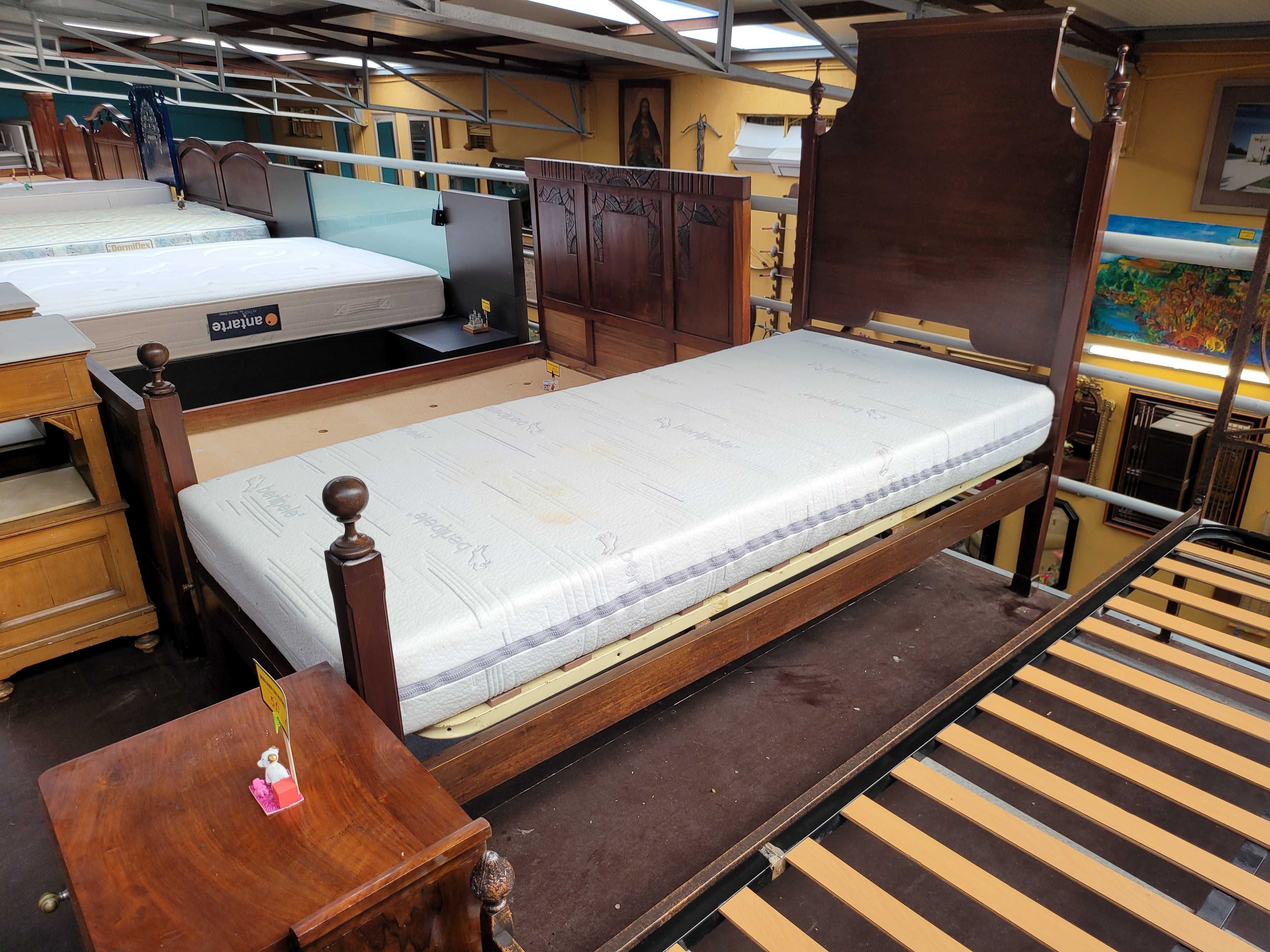 Cama de solteiro em madeira maciça com colchão - Com marcas