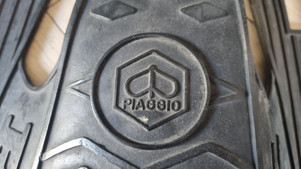 Vespa PX oryginalna gumowa nakładka Piaggio na podłogę