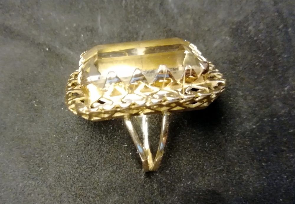 Złoty pierścionek z Topazem