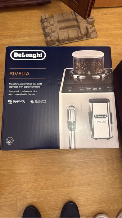 Máquina de café automática com moinho integrado Delonghi.